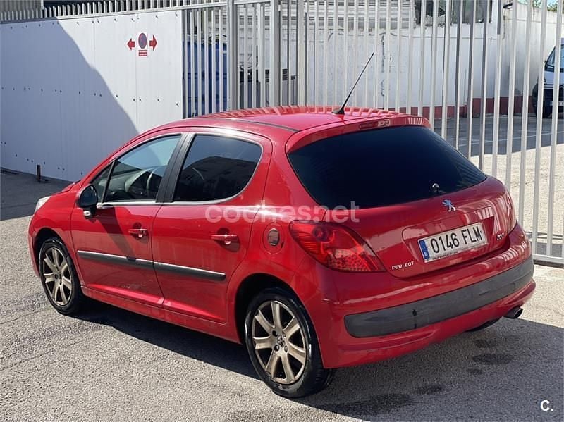 Usado Peugeot 207 90 CV (66 kW) 2007 Rojo Berlina