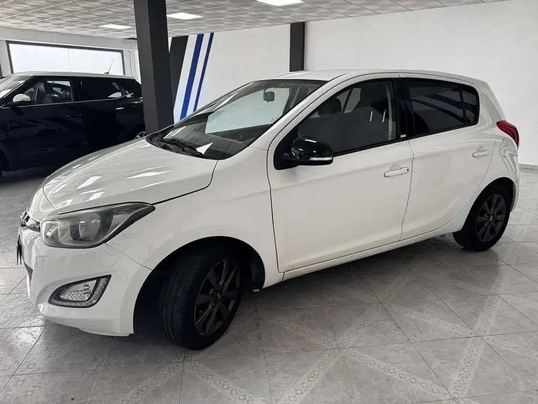 Usado Hyundai i20 84 CV (61 kW) 2014 Blanco Utilitario