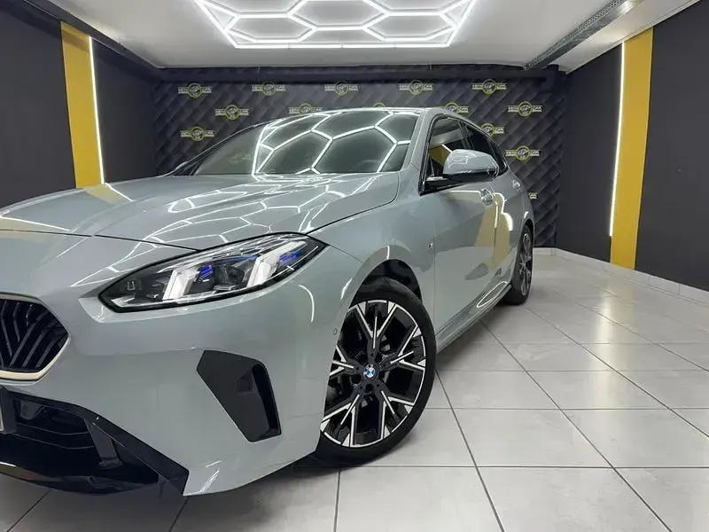 Usado BMW 120 170 CV (125 kW) 2025 Gris / plata Utilitario