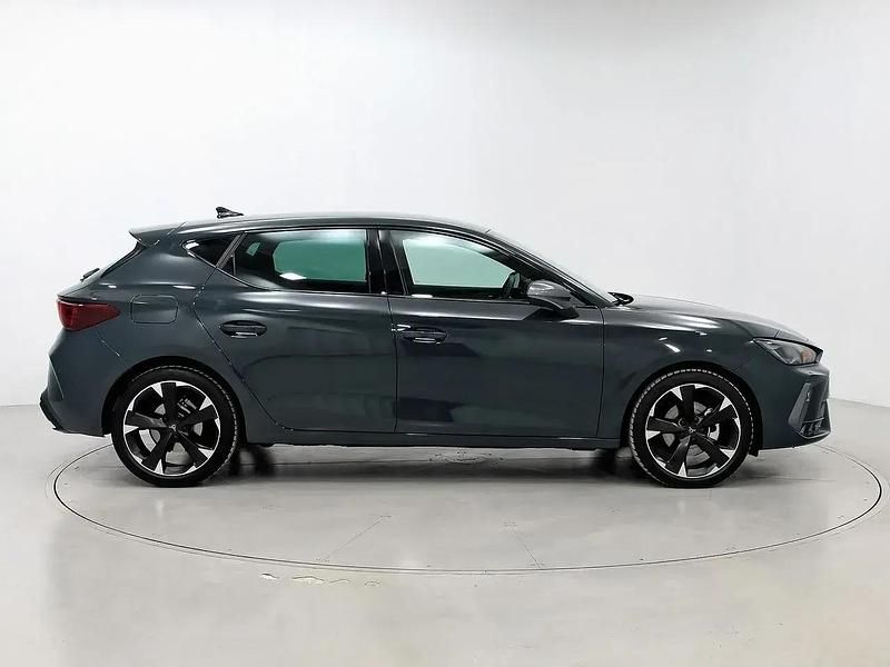 Używany Cupra Leon 150 KM (110 kW) 2024 Niebieski Sedan/Limuzyna