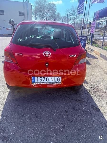 Usado Toyota Yaris 101 CV (74 kW) 2009 Rojo Utilitario