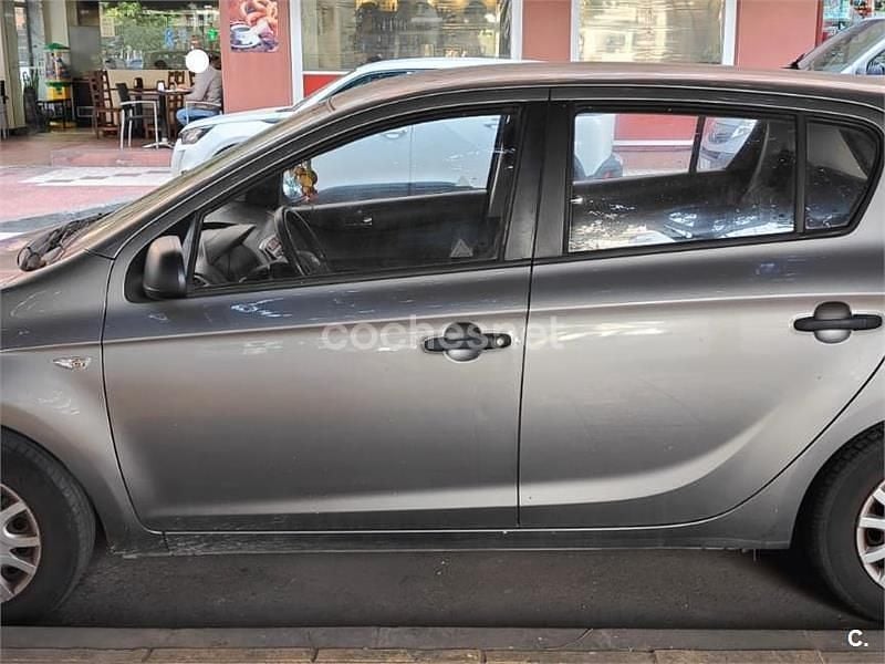 Usado Hyundai i20 85 CV (62 kW) 2013 Gris / plata Utilitario