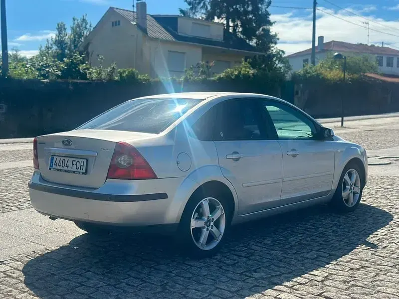Usado Ford Focus Ghia 115 CV (84 kW) 2006 Gris / plata Berlina