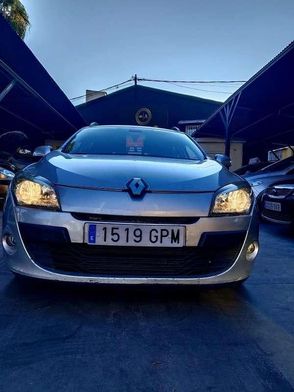 Usado Renault Mégane III Business 106 CV (77 kW) 2009 Plateado Utilitario