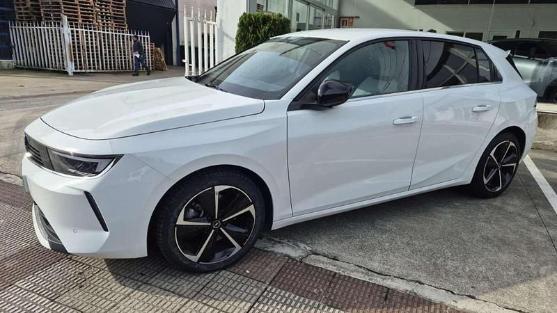 Usado Opel Astra Elegance 131 CV (96 kW) 2023 Blanco Utilitario