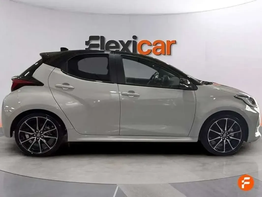 Usado Toyota Yaris Plus 116 CV (85 kW) 2022 Blanco Utilitario