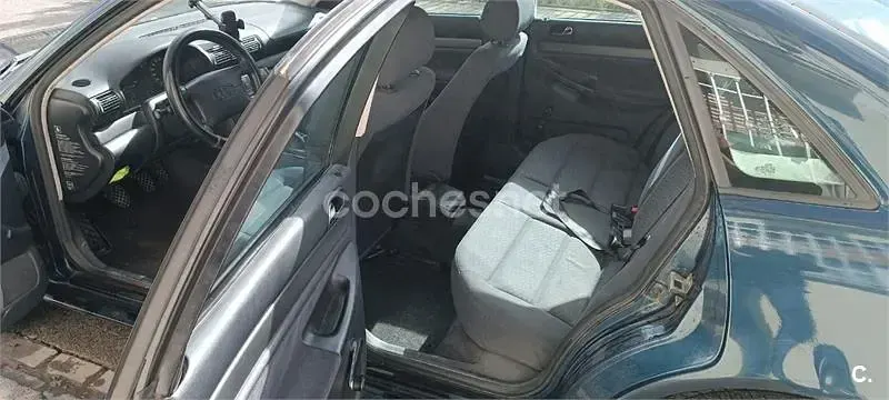 Usado Audi A4 90 CV (66 kW) 1995 Verde Berlina