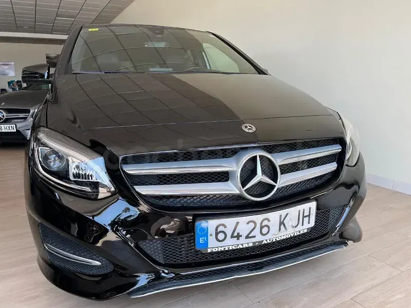 Usado Mercedes B180 109 CV (80 kW) 2018 Negro Utilitario