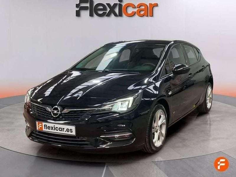 Usado Opel Astra Design & Tech 110 CV (80 kW) 2021 Negro Utilitario