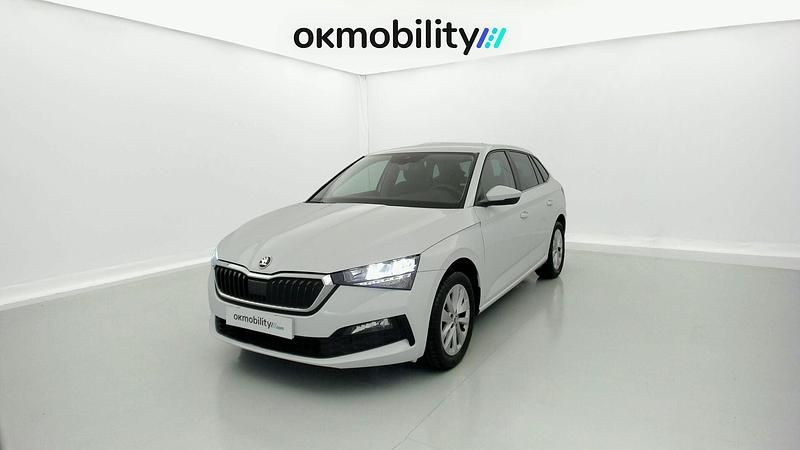 Usado Skoda Scala Ambition 110 CV (80 kW) 2024 Blanco glaciar Utilitario