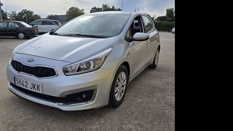 Usado Kia Ceed 101 CV (74 kW) 2016 Plateado Utilitario