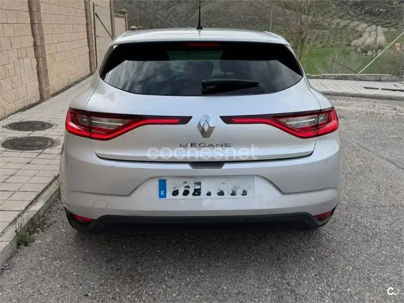 Usado Renault Mégane Zen 140 CV (102 kW) 2020 Gris / plata Berlina