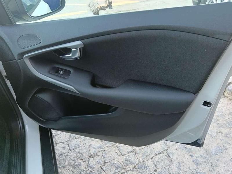 Usado Volvo V40 Kinetic 114 HP (83 kW) 2015 Branco SUV