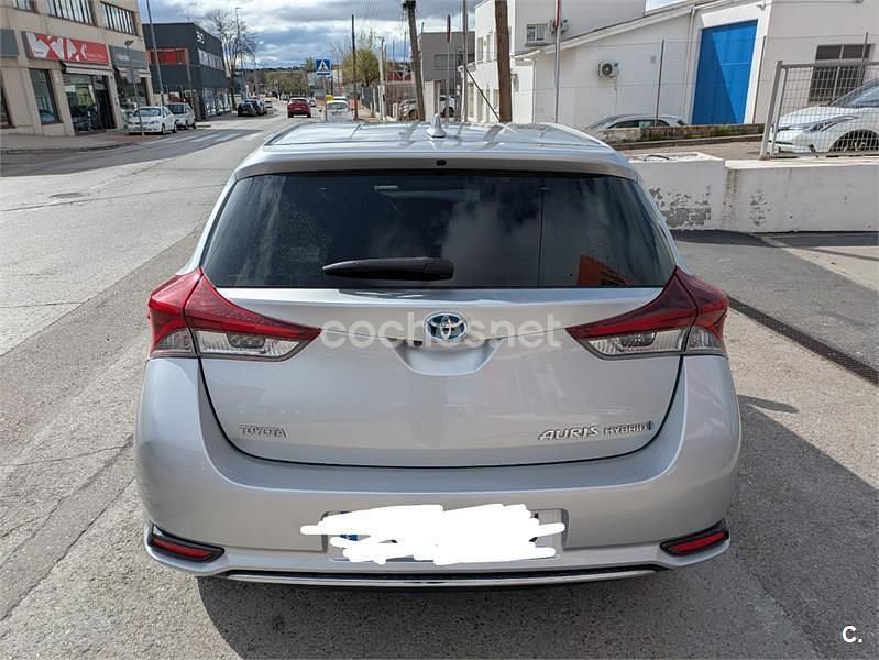 Usado Toyota Auris Hybrid 136 CV (100 kW) 2015 Gris / plata Berlina