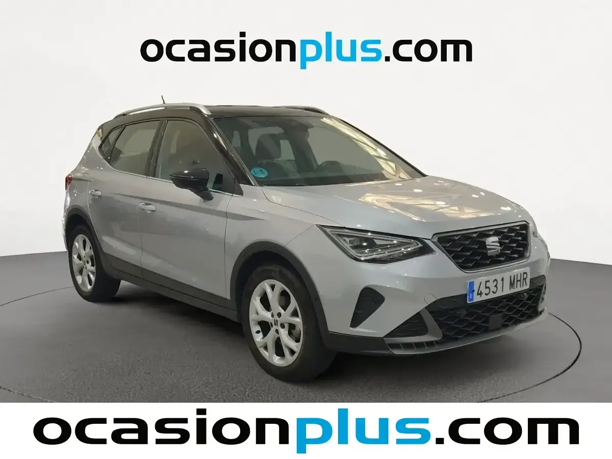 Usado Seat Arona FR 110 CV (80 kW) 2023 Gris / plata SUV