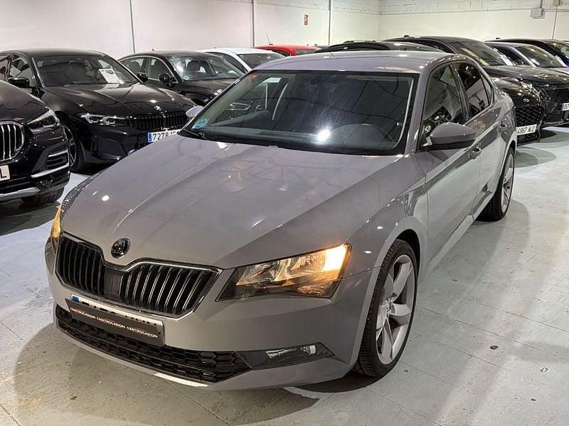 Usado Skoda Superb SportLine 150 HP (110 kW) 2018 Cinzento Sedan