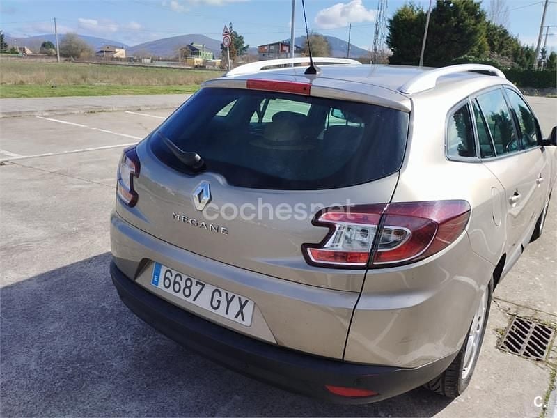 Usado Renault Mégane GrandTour Dynamique 130 CV (95 kW) 2010 Gris / plata Familiar