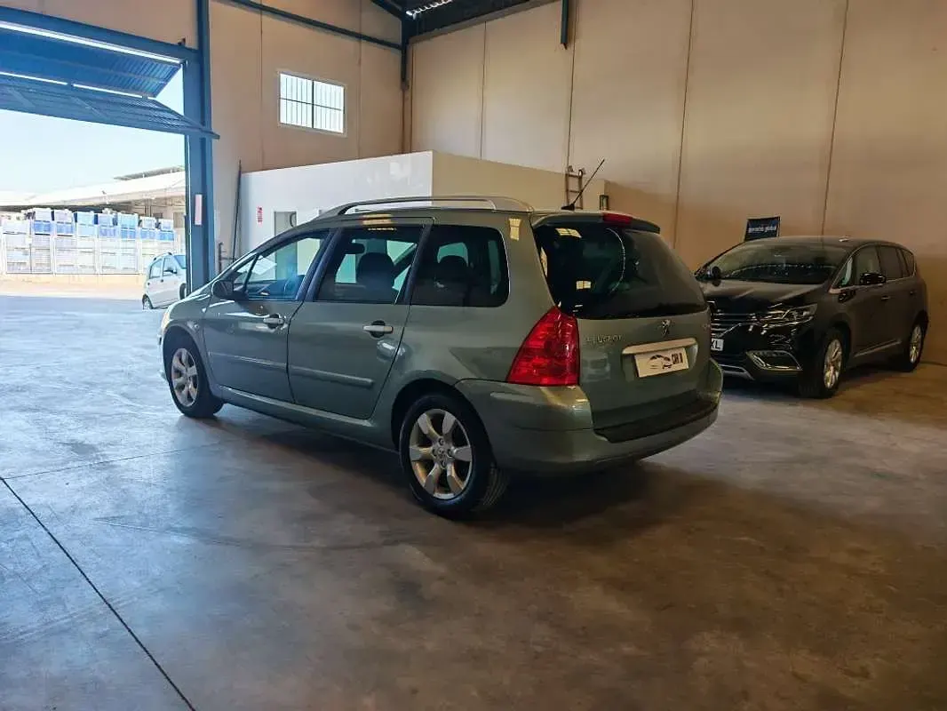 Usado Peugeot 307 109 CV (80 kW) 2007 Azul Familiar