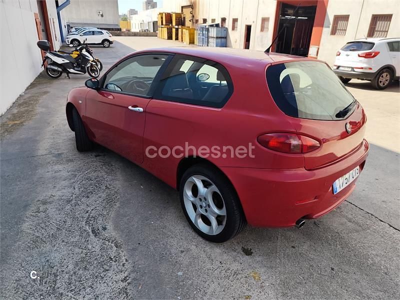 Rojo Usado 2004 Alfa Romeo 147 Distinctive Utilitario | 2600 € (Super precio) - Imagen 1/4