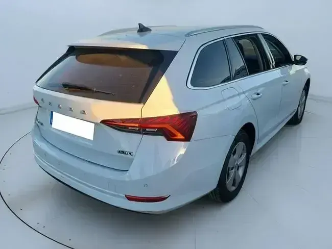 Usado Skoda Octavia 110 CV (80 kW) 2021 Blanco Familiar