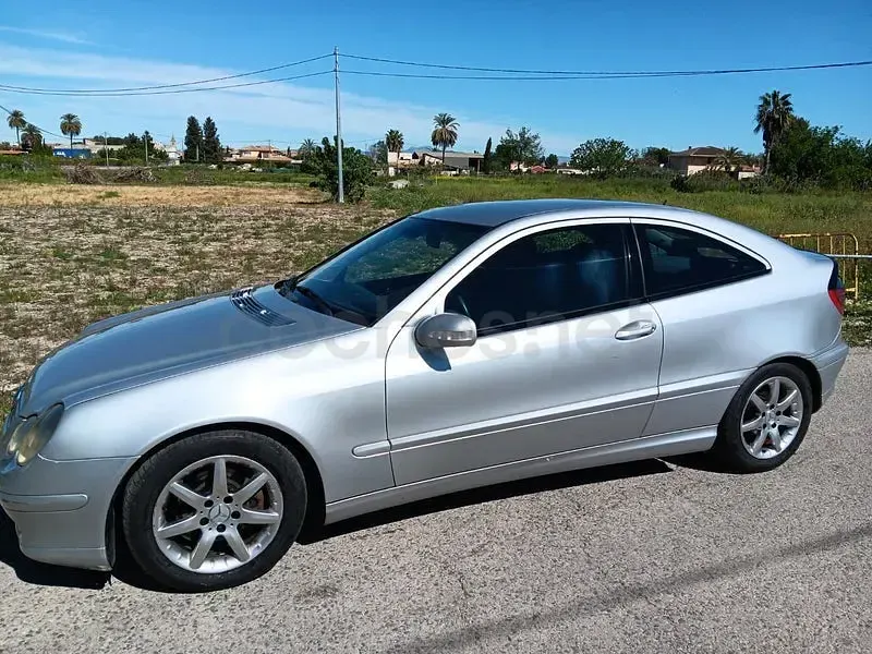 Usado Mercedes C220 143 CV (105 kW) 2001 Gris / plata Berlina