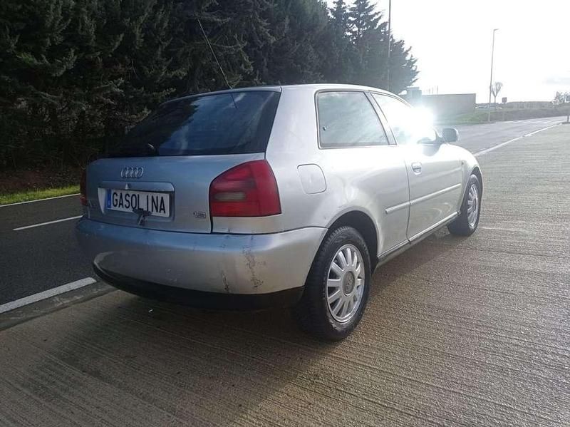 Usado Audi A3 Ambiente 125 CV (91 kW) 2000 Plateado Utilitario