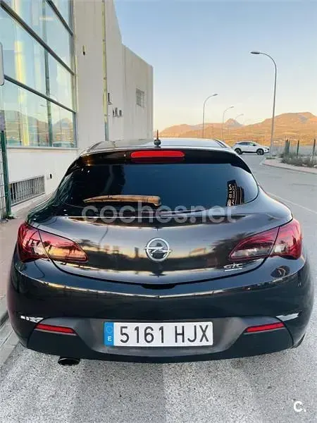 Usado Opel Astra GTC Sportive 165 CV (121 kW) 2012 Negro Berlina