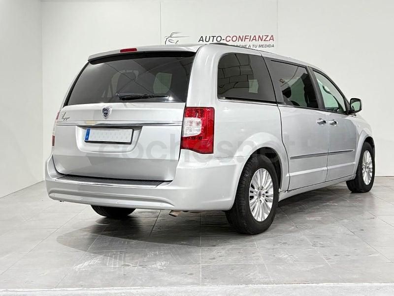 Usado Lancia Voyager Platinum 178 CV (130 kW) 2013 Gris / plata Monovolumen