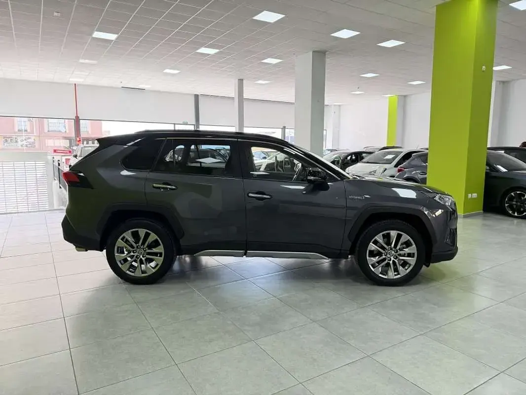 Usado Toyota RAV4 Hybrid Luxury 222 CV (163 kW) 2022 Gris SUV