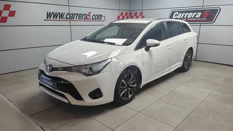 Usado Toyota Avensis Advance 143 CV (105 kW) 2015 Blanco Familiar