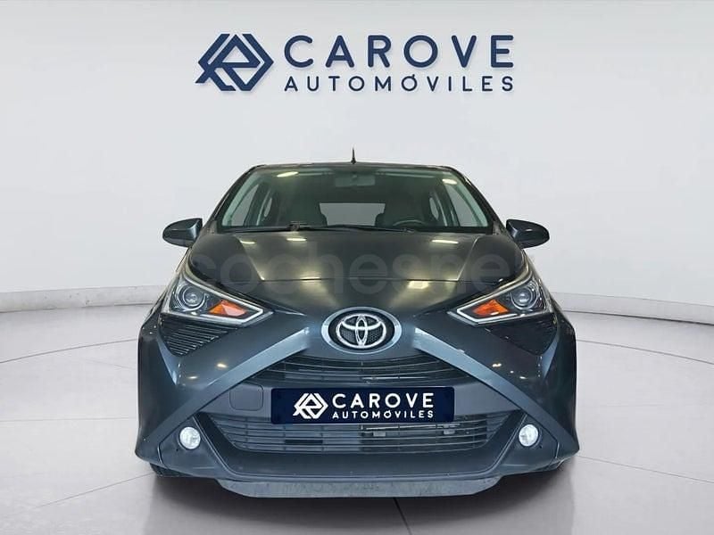 Usado Toyota Aygo X-play 72 CV (52 kW) 2019 Gris / plata Utilitario