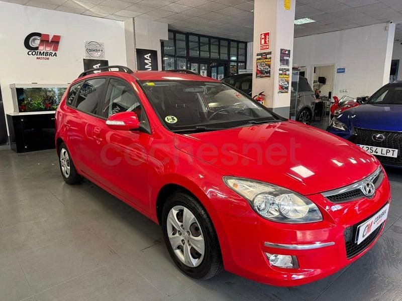 Usado Hyundai i30 Comfort 90 CV (66 kW) 2010 Rojo Familiar