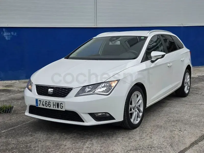 Usado Seat Leon Style 150 CV (110 kW) 2014 Blanco Familiar