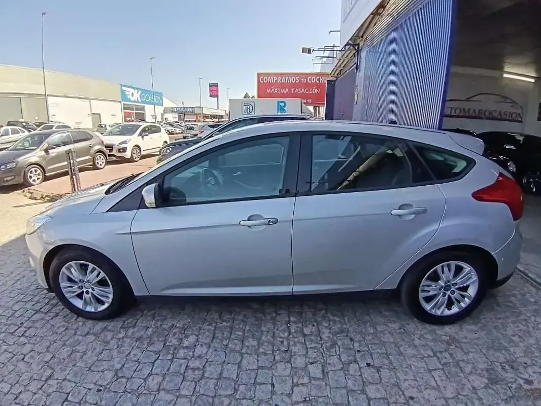 Usado Ford Focus Trend 114 CV (83 kW) 2011 Gris Utilitario