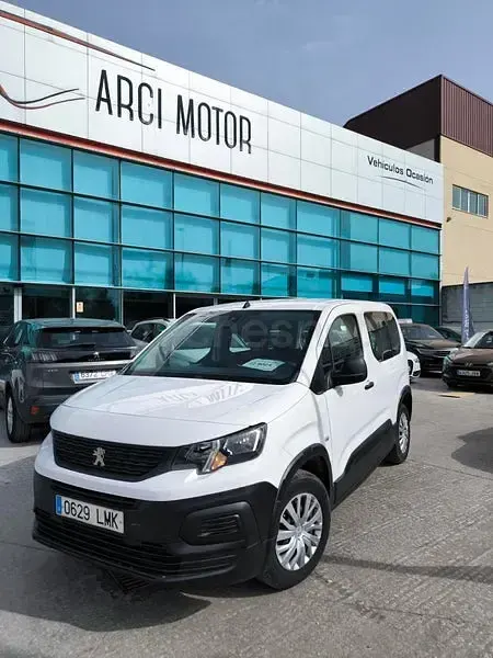 Usado Peugeot Rifter Active 100 CV (73 kW) 2021 Blanco Monovolumen
