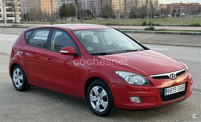 Usado Hyundai i30 Comfort 90 CV (66 kW) 2010 Rojo Berlina