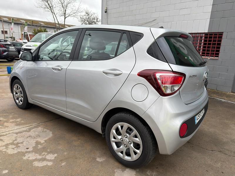 Usado Hyundai i10 67 CV (49 kW) 2017 Gris Utilitario