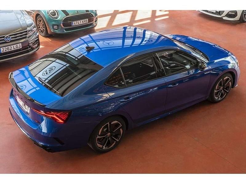 Usado Skoda Octavia RS 245 CV (180 kW) 2023 Azul Utilitario