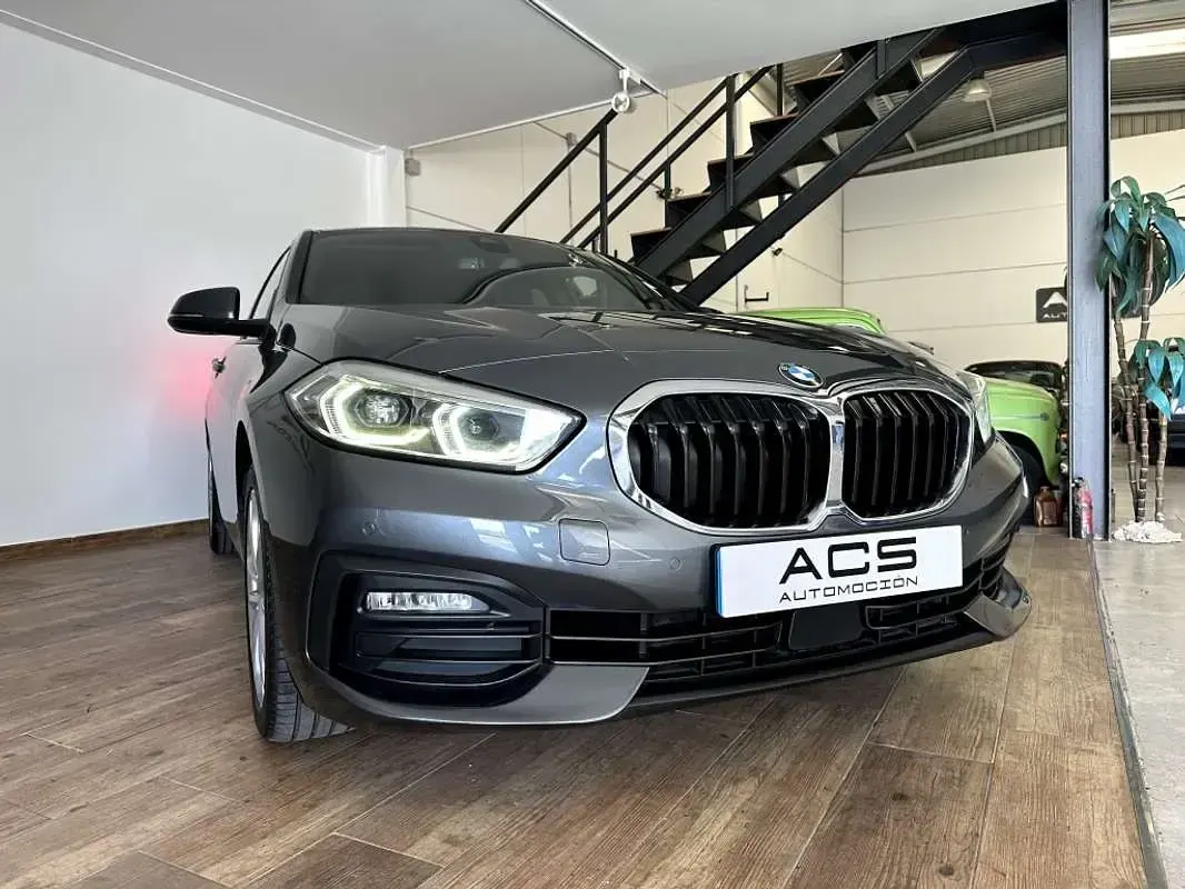 Usado BMW 118 Comfort Edition 150 CV (110 kW) 2021 Gris / plata Utilitario