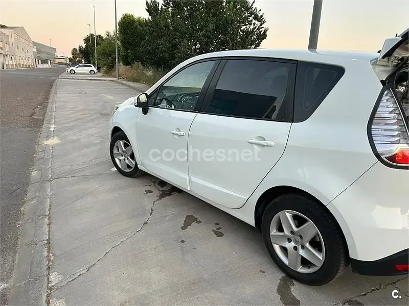 Usado Renault Scénic III 95 CV (69 kW) 2016 Blanco Monovolumen