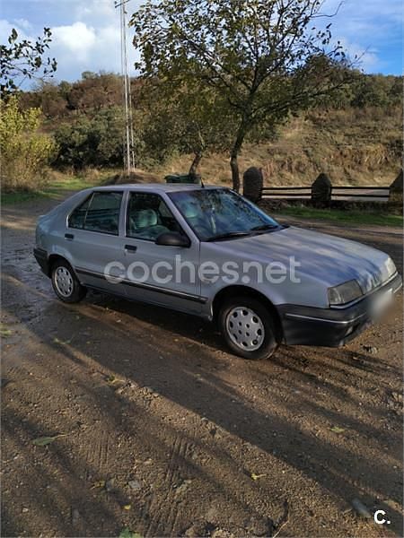 Usado Renault R9 80 CV (58 kW) 1990 Gris / plata Berlina