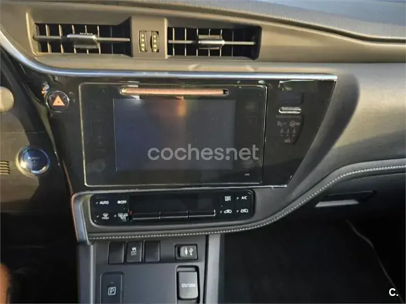 Usado Toyota Auris Hybrid Active 136 CV (100 kW) 2018 Azul Berlina