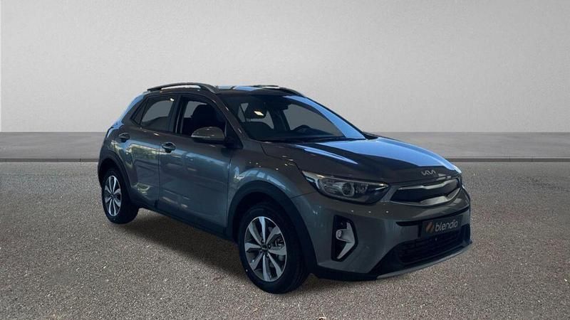 Usado Kia Stonic 100 CV (73 kW) 2025 Gris SUV