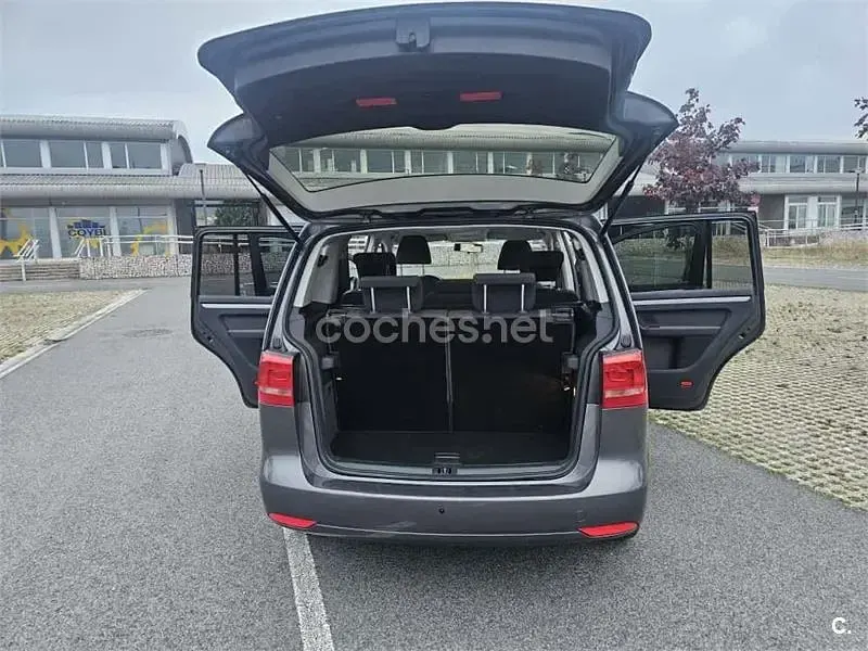 Usado VW Touran Advance 105 CV (77 kW) 2014 Gris / plata Monovolumen