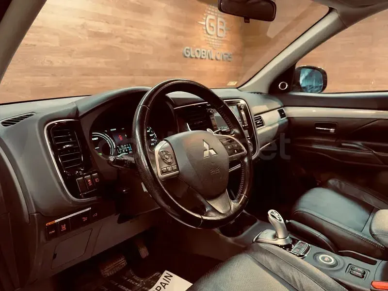 Usado Mitsubishi Outlander P-HEV Motion 203 CV (149 kW) 2015 Gris / plata SUV