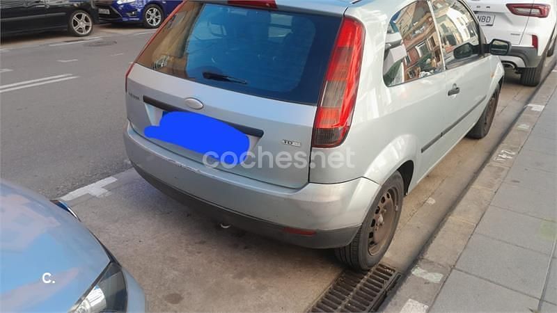 Usado Ford Fiesta Trend 68 CV (50 kW) 2004 Gris / plata Utilitario