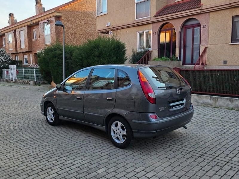 Usado Nissan Almera Tino Comfort 114 CV (83 kW) 2003 Gris / plata Monovolumen