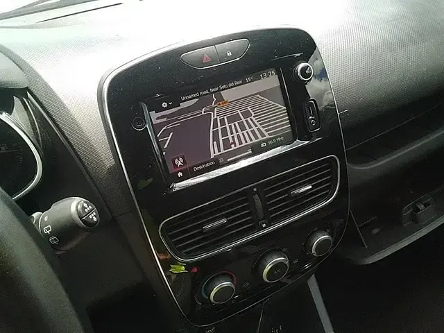 Usado Renault Clio LIMITED 90 CV (66 kW) 2019 Gris / platagris oscuro Berlina