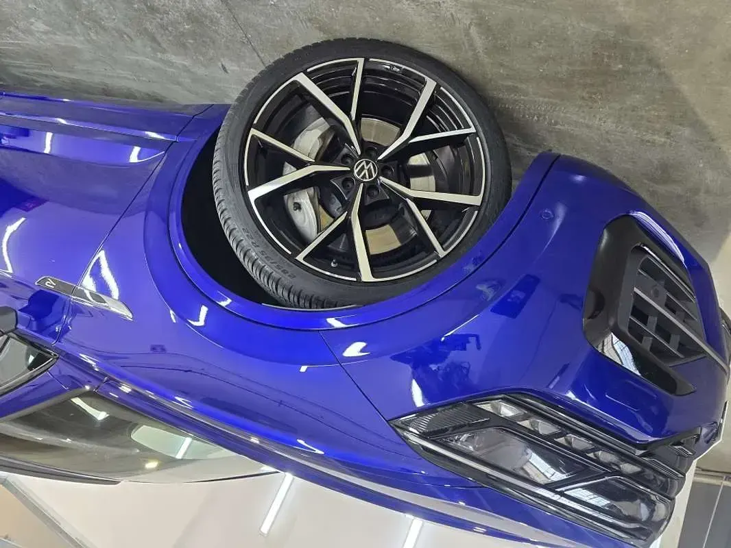Käytetty VW Touareg R 340 HP (250 kW) 2021 Musta Katumaasturi