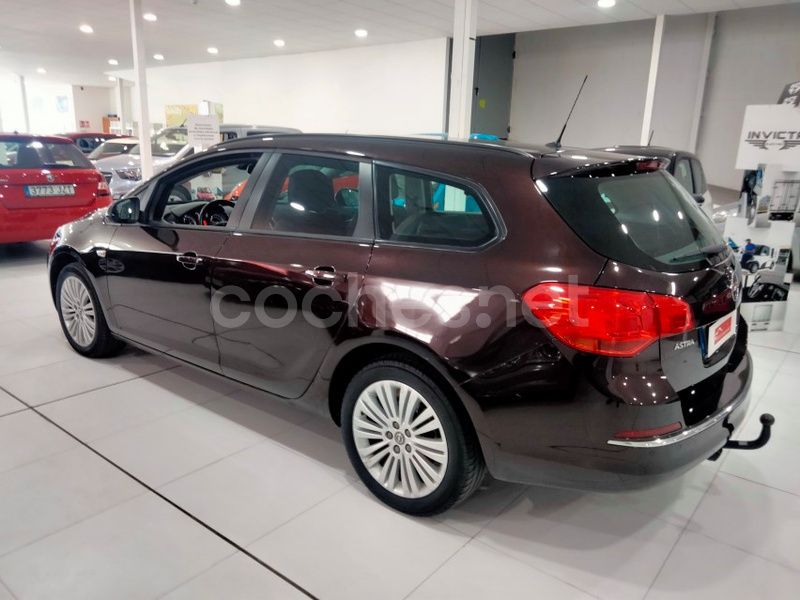 Usado Opel Astra Selective 140 CV (102 kW) 2015 Marrón Familiar